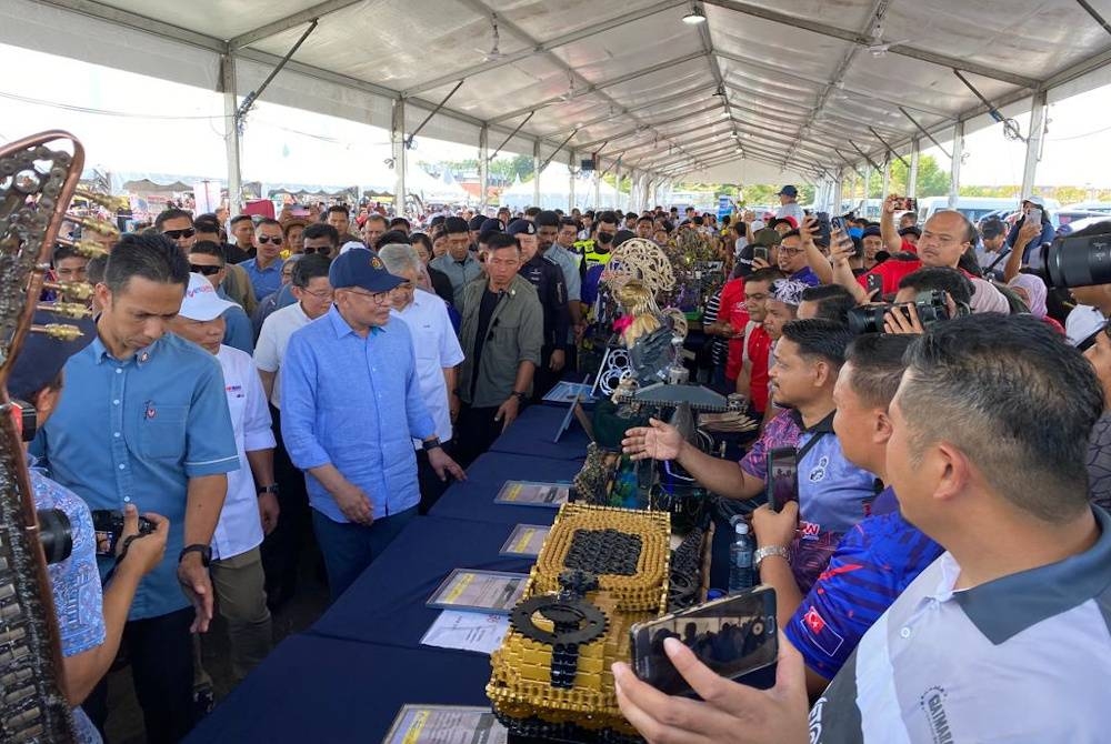 Anwar melawat pameran bekas pelajar TVET di Program Sentuhan Kasih Desa Pulau Pinang - Sesi Bual Bicara Komuniti TVET Bersama Perdana Menteri di Bertam pada Ahad.