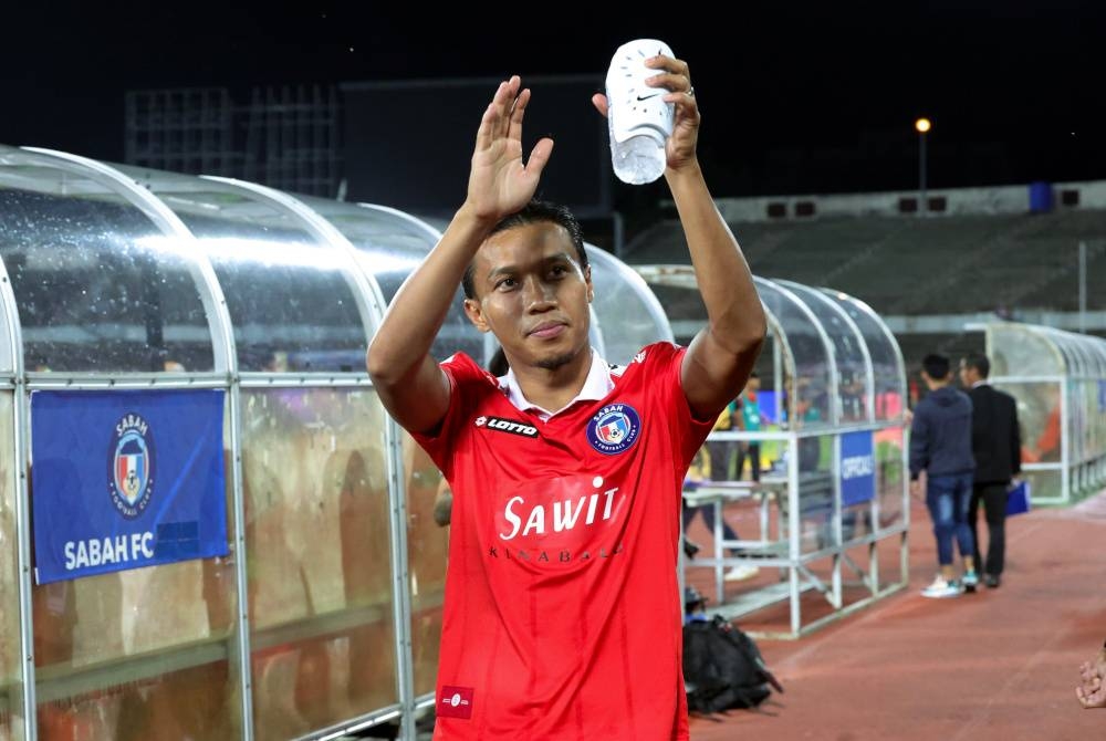 Baddrol melambaikan tangan kepada penyokong pada perlawanan Liga Super Sabah FC menentang Sri Pahang FC di Stadium Likas malam tadi. - Foto Bernama