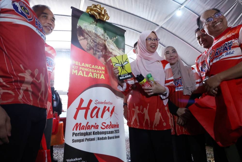 Dr Zaliha menyempurnakan perasmian Sambutan Hari Malaria Sedunia Peringkat Kebangsaan 2023 di Taman Ria Jaya pada Ahad. - Foto Bernama