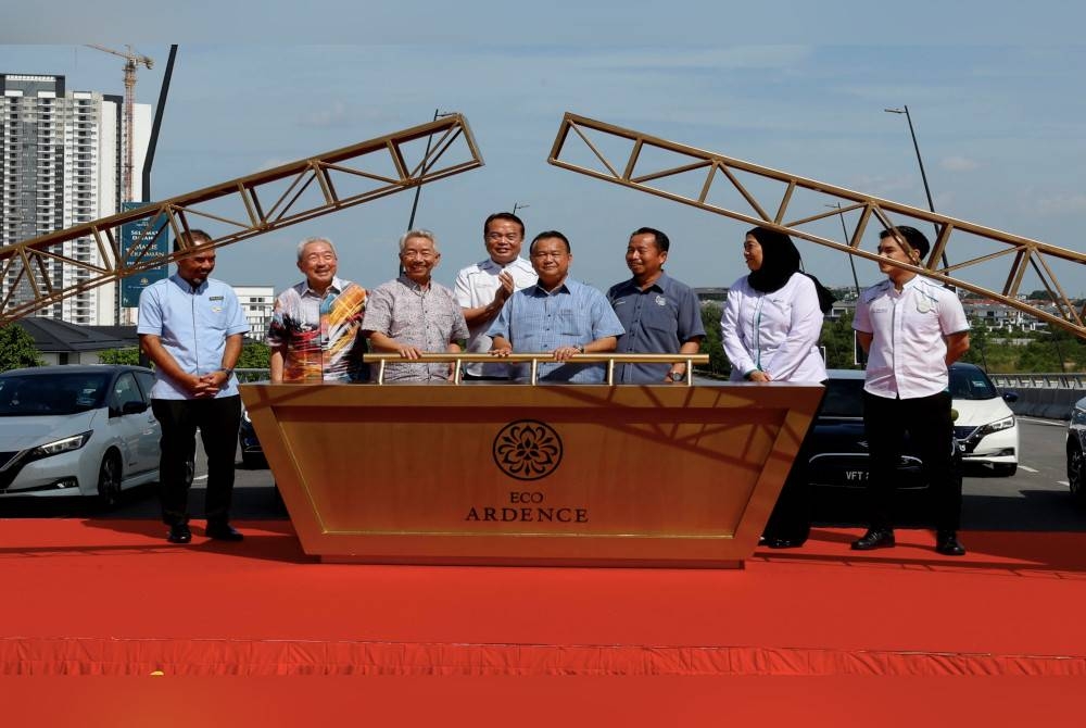 Nanta (tengah) menyempurnakan simbolik perasmian Persimpangan Eco Ardence di Setia Alam, hari ini. - Foto Bernama