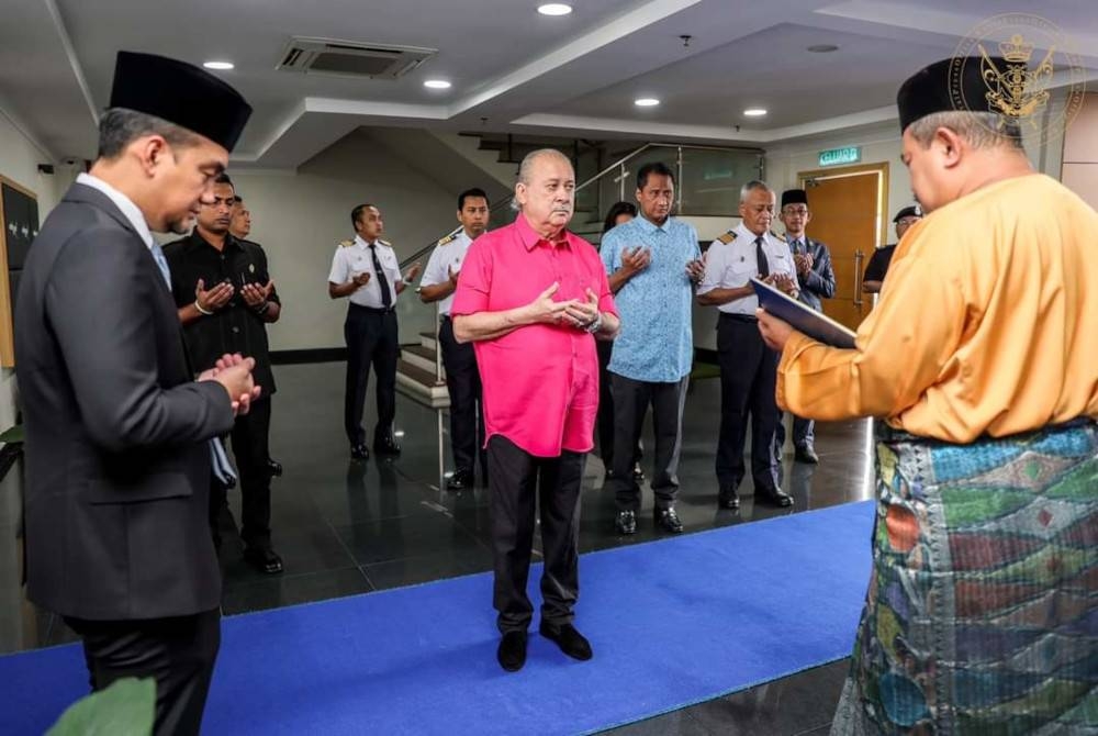 Doa dibacakan sebelum Sultan Ibrahim berangkat untuk menjalani pembedahan bahu kanan di Hospital Pakar Damansara 2, Kuala Lumpur.