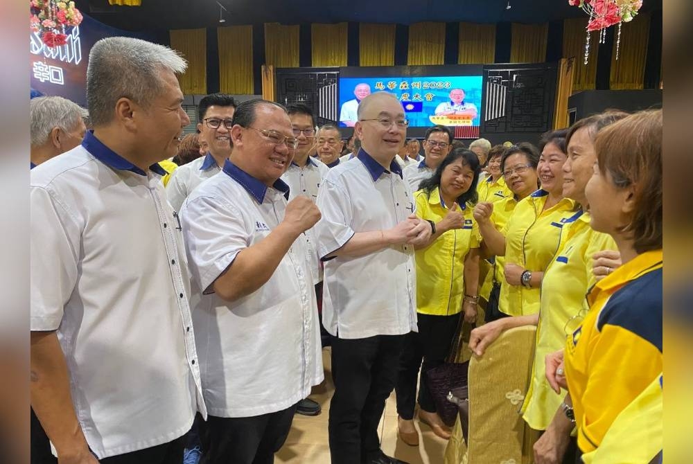 Ka Siong (tiga dari kiri) berkesempatan beramah mesra dengan ahli-ahli MCA selepas Mesyuarat Agung Tahunan MCA Negeri Sembilan, Seremban pada Ahad.