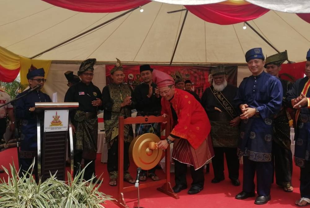 Mohd Khairuddin (kanan) merasmikan Himpunan Perpaduan Silat Melayu Se-Paya Jaras di Padang Awam Aman Putri pada Ahad.