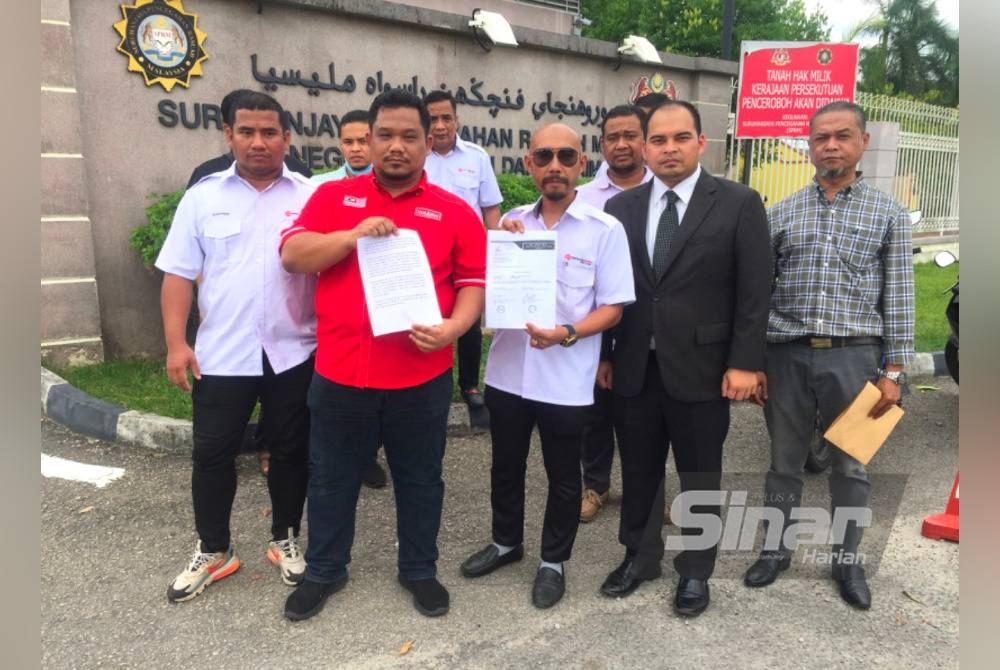 Hazmi (dua dari kiri) dan Muhammad Zulhilmi (kanan) bersama barisan Pemuda Perpaduan Kelantan yang hadir di pejabat SPRM negeri di Kota Bharu pada Ahad.