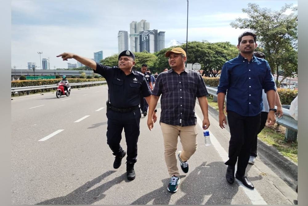 Mohamad Fazli (tengah) melawat sekitar Lebuh Raya EDL pada Ahad.