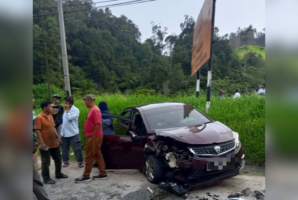 Proton Persona yang turut terlibat dalam kemalangan libat tiga kenderaan di Jalan Ringlet, Cameron Highlands pada petang Ahad.