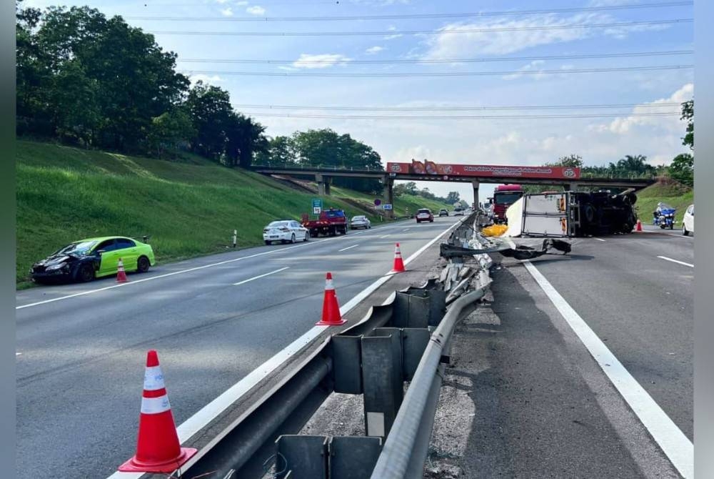 Seorang pemandu maut selepas lori muatan ayam sejuk beku dipandunya dipercayai dirempuh sebuah kereta di KM 46.8 Lebuhraya Utara Selatan arah utara di sini pada Ahad.