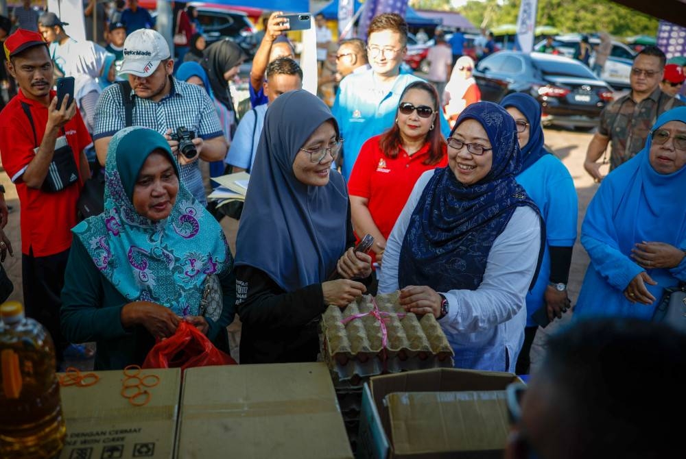 Fuziah (dua dari kanan) sempat meluangkan masa beramah mesra dengan orang ramai yang hadir sempena Jualan Rahmah Bergerak Peringkat Negeri Melaka di Pantai Puteri dekat Tanjung Kling, hari ini. - Foto Bernama