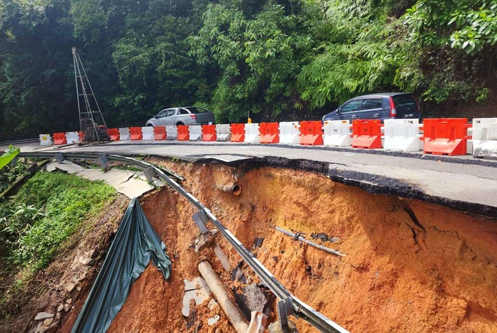 Kegagalan cerun di laluan FT006 Seksyen 46.80 di Balik Pulau. - Foto JKR Pulau Pinang