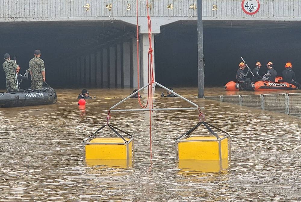 Anggota penyelamat menjalankan operasi mencari dan menyelamat di Bandar Chongju, Wilayah Chungchong Utara, Korea Selatan. - Foto Agensi