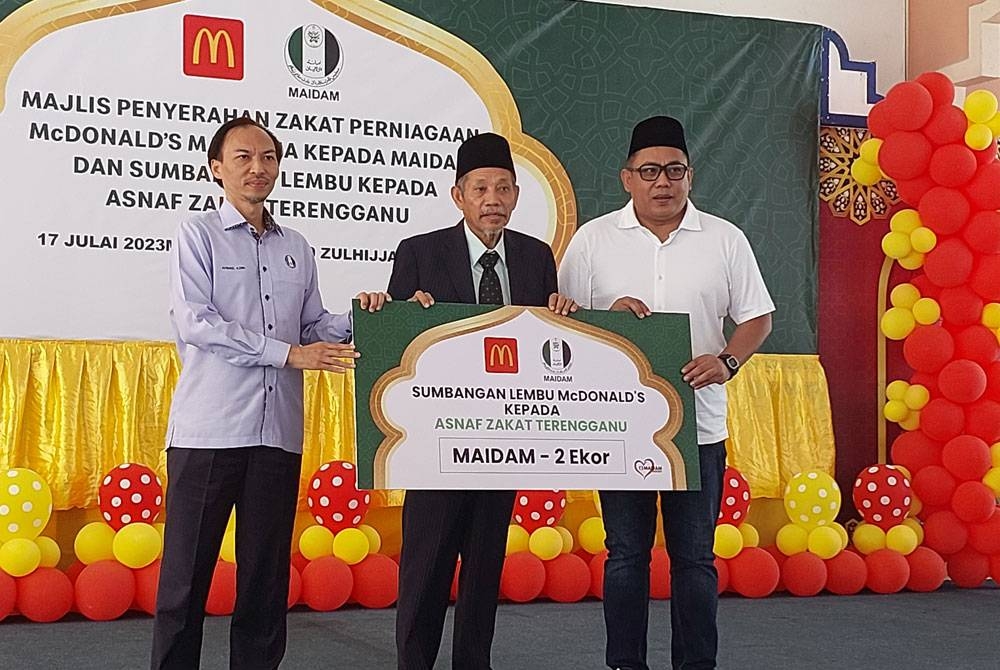 Shaikh Harun (tengah) pada Majlis Penyerahan Zakat Perniagaan dan Sumbangan Lembu oleh McDonald&#039;s Malaysia kepada asnaf zakat negeri Terengganu di Kompleks Seri Iman di Kuala Terengganu pada Isnin.