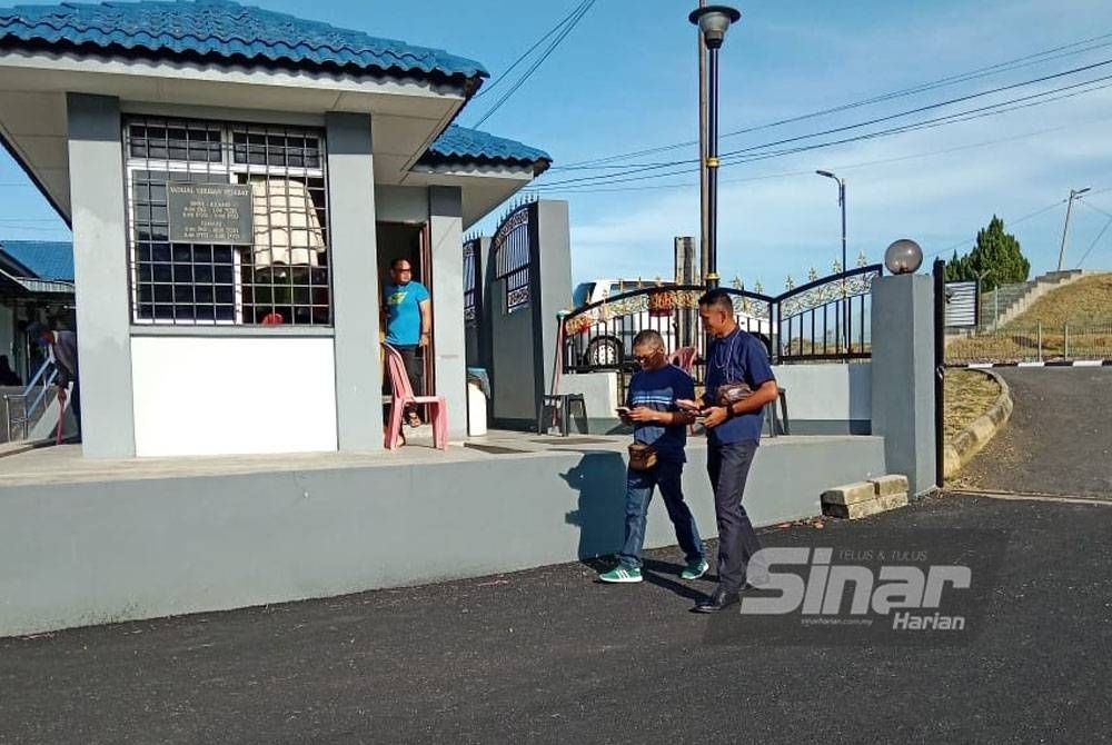 Tertuduh (kiri) diiringi anggota polis di pekarangan Mahkamah Majistret Kuala Pilah.