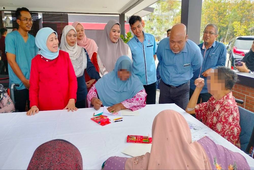 Nancy (dua dari kiri) melihat aktiviti yang dilakukan di Pusat Jagaan Damai Permai pada Isnin.