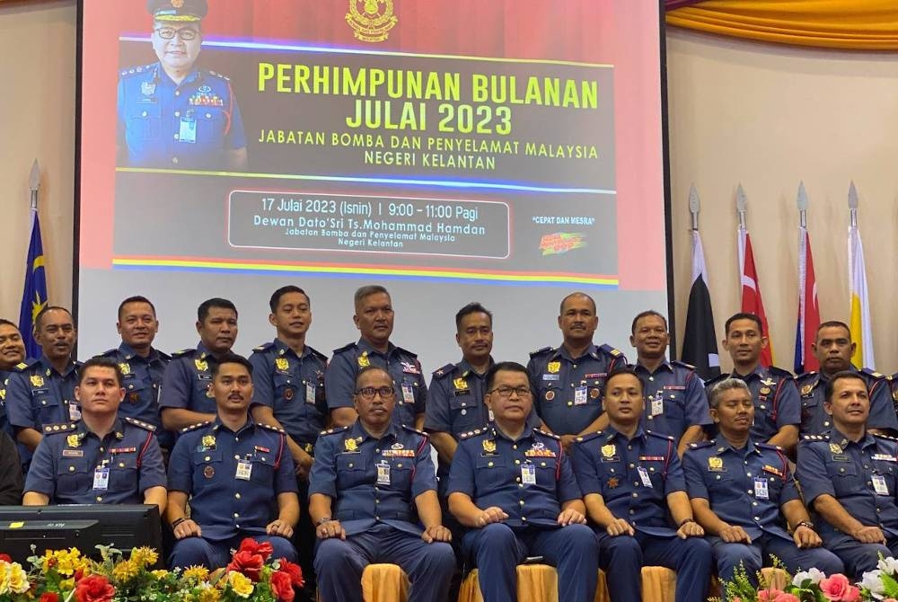 Zainal (tengah, duduk) bersama pegawai sempena Perhimpunan Bulanan Julai 2023 di JBPM Kelantan, Tunjong, Kota Bharu.