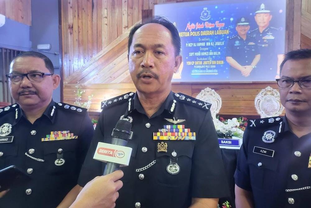 Jauteh (tengah) ketika ditemui pemberita selepas Majlis Serah Terima Tugas Ketua Polis Daerah Labuan di Dewan Bancolasi IPD Labuan.