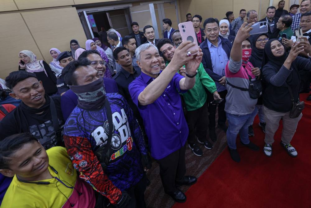 Ahmad Zahid beramah mesra bersama penggiat industri yang hadir pada program Forum Kerangka Kerjaya Industri Gig di Dewan Tun Hussein Onn, Pusat Dagangan Dunia Kuala Lumpur pada Isnin. - Foto Bernama