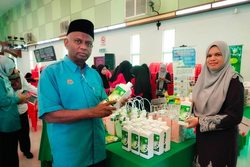 Zainol Abidin (kiri) melawat pameran di Seminar Peralihan Tenaga dan Kelestarian Alam di Napoh di Kubang Pasu pada Isnin.