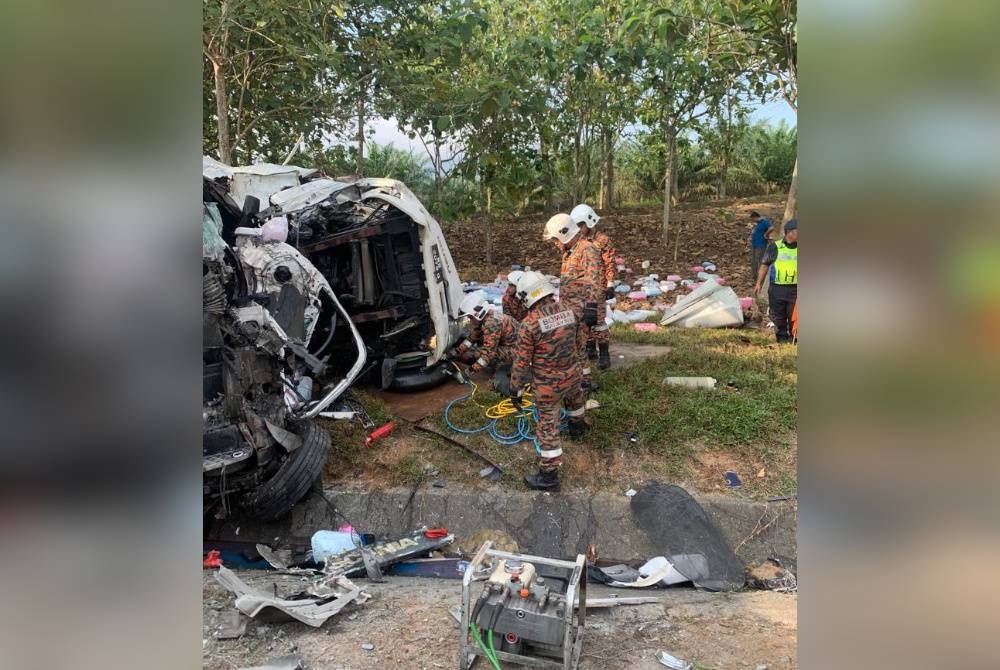 Anggota bomba mengeluarkan kelindan lori muatan sabun yang tersepit dalam nahas jalan raya di Kilometer 29 Lebuhraya Utara Selatan arah utara pada Isnin.