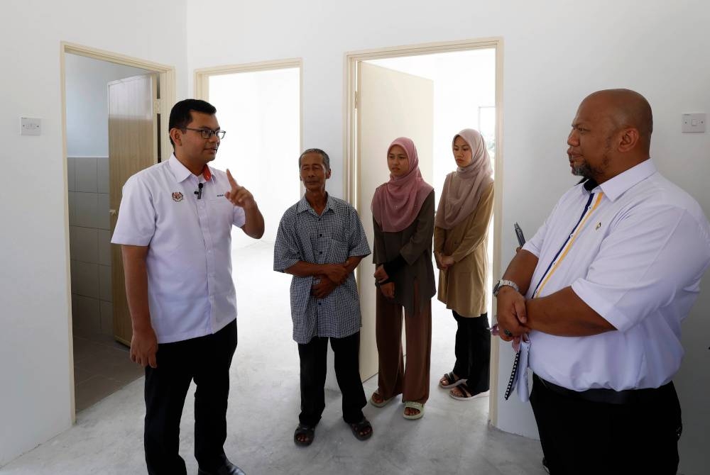 Akmal Nasrullah (kiri) melawat Rumah Mesra Rakyat (RMR) di Sungai Leman, Sekinchan pada Isnin. - Foto Bernama