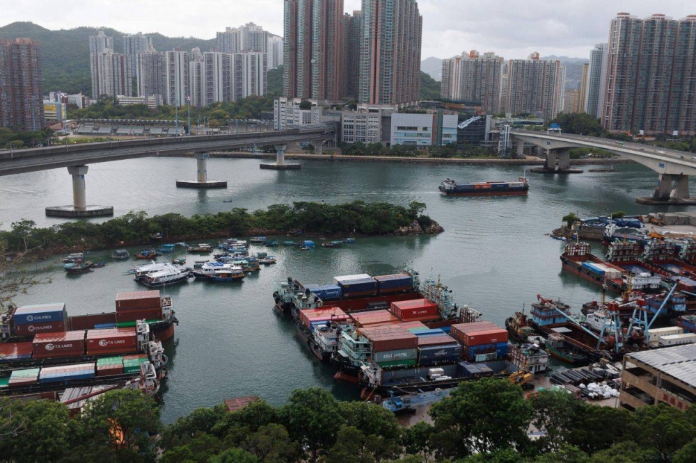 Bot berlabuh di pusat perlindungan taufan di Tseun Wan sebagai langkah berjaga-jaga menghadapi Taufan Talim yang semakin hampir di Hong Kong. - Foto AFP