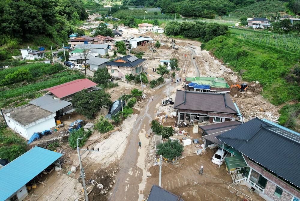 Kesan kerosakan di kawasan yang terjejas tanah runtuh selepas hujan lebat di Yecheon-gun, wilayah Gyeongsangbuk-do, Korea Selatan. - Foto EPA