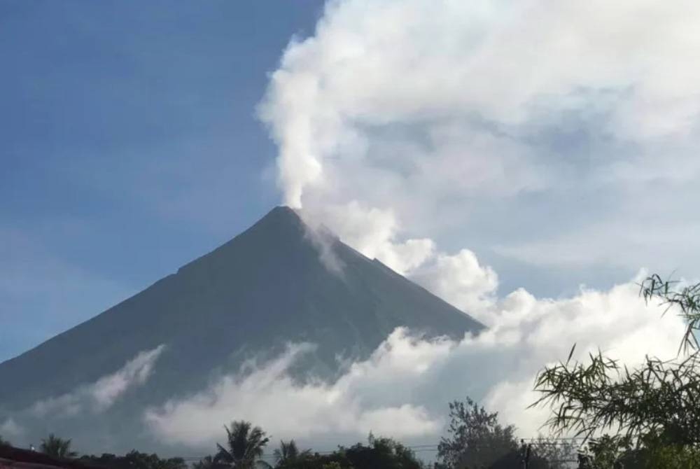 Institut Vulkanologi dan Seismologi Filipina mengekalkan tahap amaran di sekitar gunung berapi itu pada tahap tiga daripada lima.