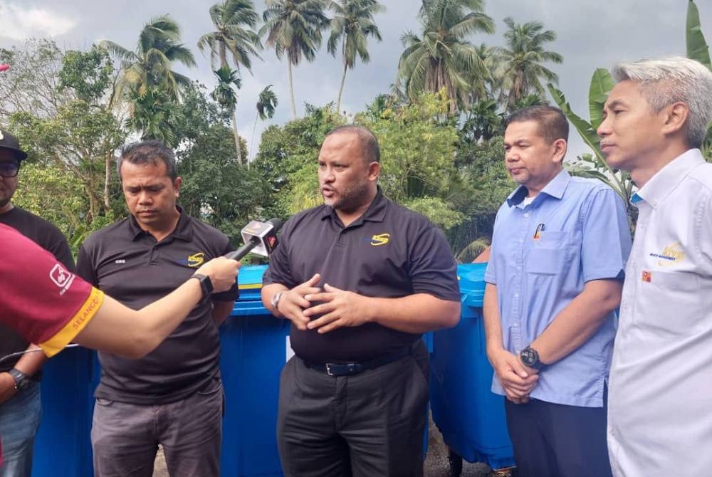 Ramli (tiga dari kanan) pada sidang akhbar selepas melakukan lawatan kerja ke Kampung Jawa Batu 18, Hulu Langat pada Isnin.