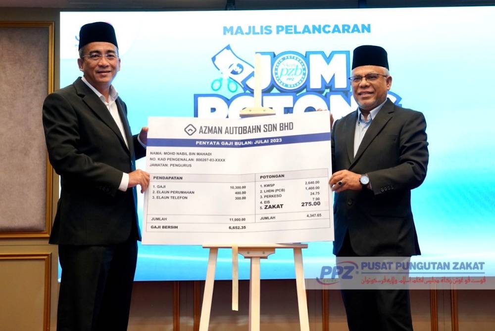 Abdul Hakim (kanan) merasmikan Majlis Pelancaran Kempen Skim PZB 2023 di Hotel IDEAS di sini pada Isnin.