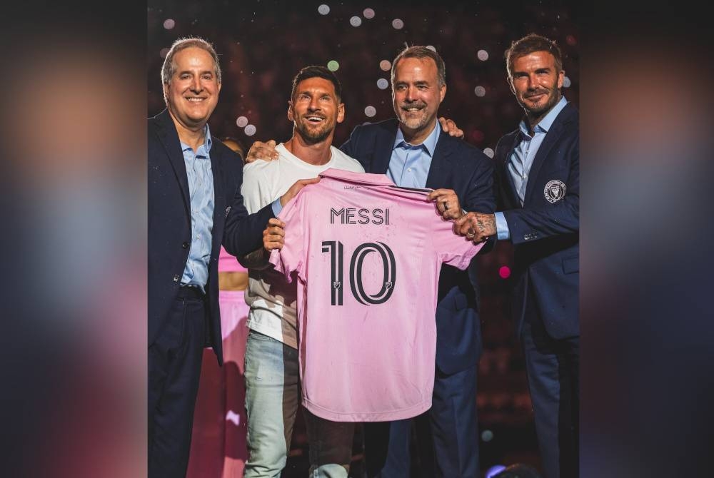 Messi (dua dari kiri) bergambar dengan jersi Inter Miami bersama pemilik Jorge Mas, Jose R Mas dan Beckham pada majlis memperkenalkannya di Stadium DRV PNK, Fort Lauderdale, Florida. - Foto Agensi