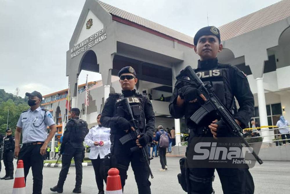 Anggota polis lengkap bersenjata mengawal keadaan di mahkamah sebagai langkah berjaga-jaga bagi mengelak sebarang insiden tidak diingini berlaku.