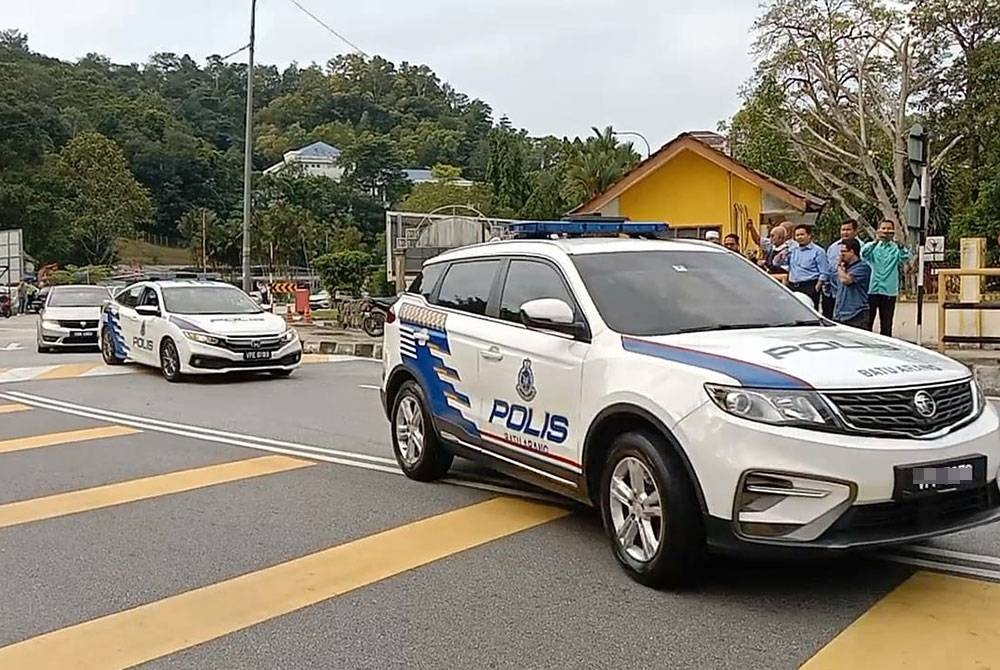 Kenderaan polis yang membawa Muhammad Sanusi memasuki perkarangan Mahkamah Seksyen Selayang pada Selasa.