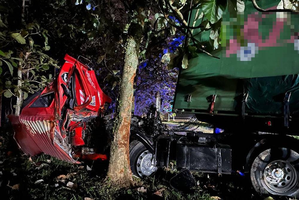 Seorang pemandu maut selepas treler dipandunya terbabas dan melanggar pokok di Kilometer 71.6 Lebuhraya Utara Selatan, Kluang pada malam Isnin. - Foto: IPD Kluang