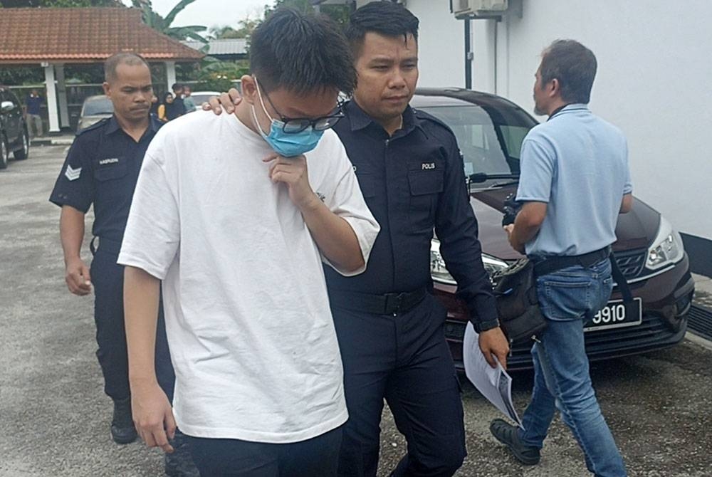 Chuan Wang (depan) mengaku tidak bersalah di mahkamah Majistret Kulai atas pertuduhan menggunakan wang palsu awal bulan ini.