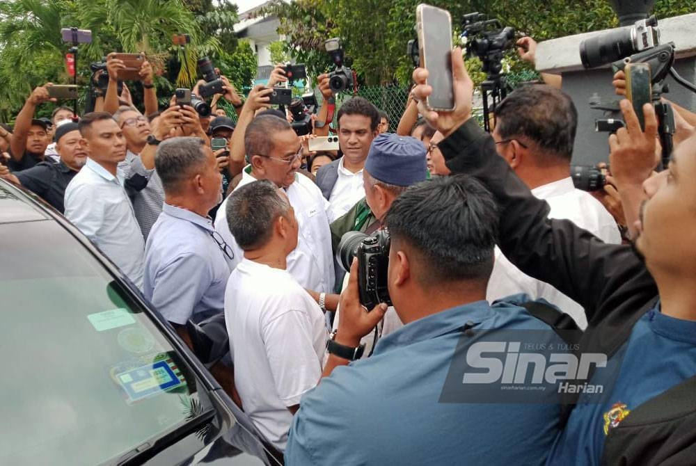 Sanusi dikerumuni para penyokongnya ketika keluar dari pekarangan luar Mahkamah Sesyen Selayang selepas menghadapi dua pertuduhan pada Selasa.