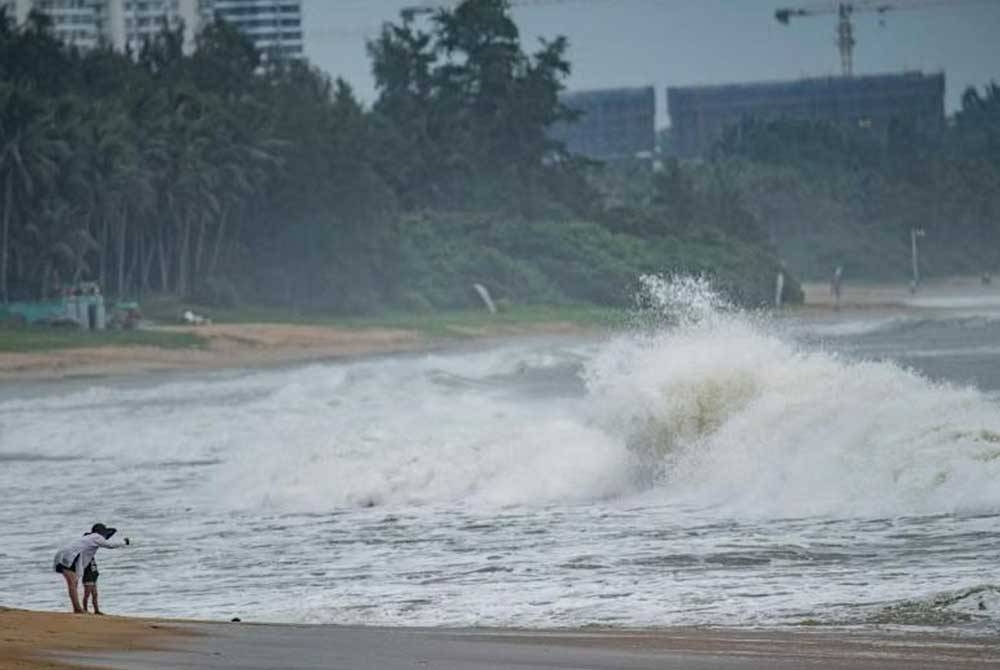 Ombak besar menghempas pantai ketika Taufan Talim menghampiri di Boao,di wilayah Hainan selatan China pada Isnin - Foto: AFP