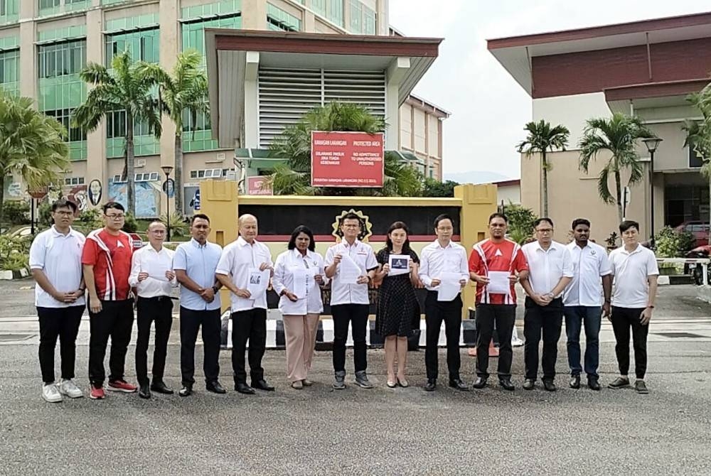 Steven Tiw (tengah) bersama ADUN dan pimpinan DAP Perak membuat laporan kepada SPRM di Pejabat SPRM Perak, Ipoh pada Selasa.