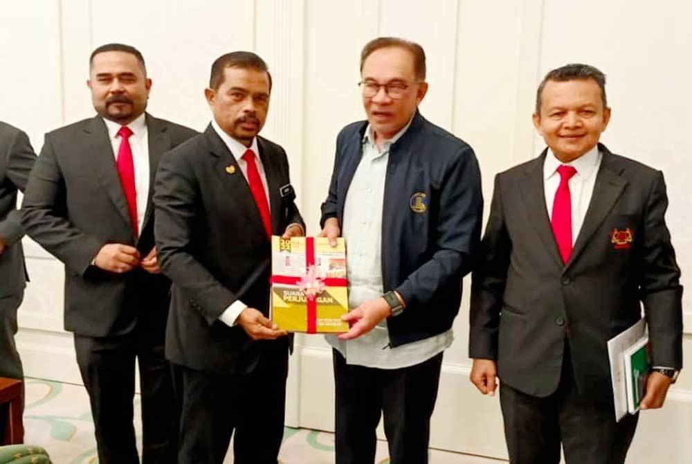 (Dari kiri) Adnan Mat bersama Anwar Ibrahim.