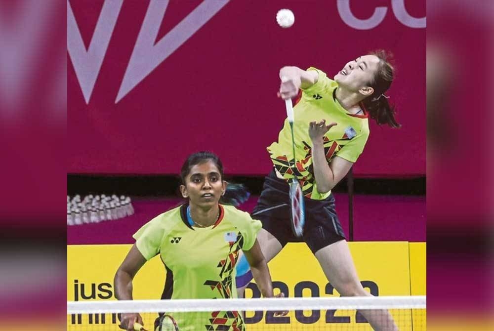 Pearly (kanan) melakukan smash itu di sebuah gimnasium Yonex Co., Ltd. Tokyo Factory di Jepun pada 14 April 2023. - Foto Agensi.