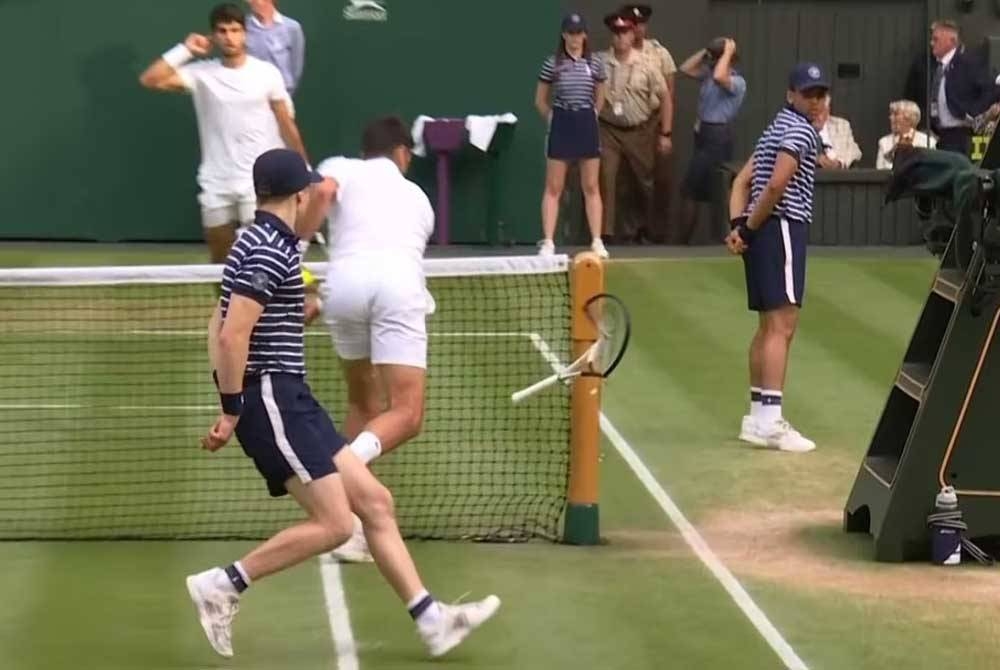 Djokovic didenda selepas menghempas raketnya ke tiang jaring semasa menentang Alcaraz dalam perlawanan akhir tenis perseorangan lelaki Wimbledon pada Ahad. - Foto Agensi