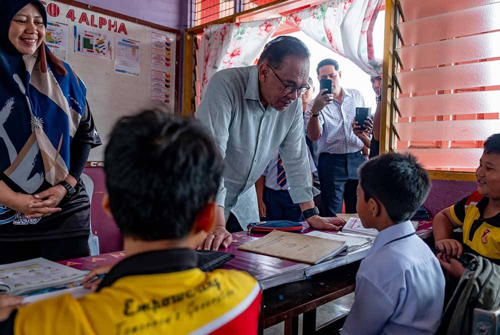 Anwar melakukan pemeriksaan mengejut di dua buah sekolah hari ini semasa menghadiri program di Sekinchan, Selangor. Foto FB Anwar Ibrahim