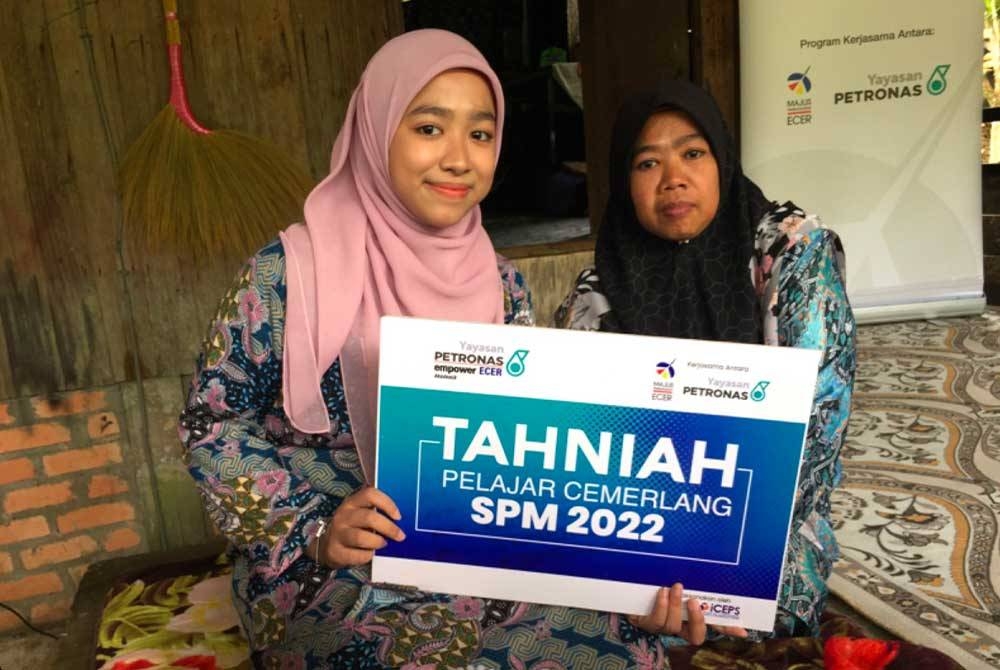 Fatin Nur Aqilah (kiri) yang meraih kejayaan pada SPM 2022 diraikan bersama Moraini (kanan).