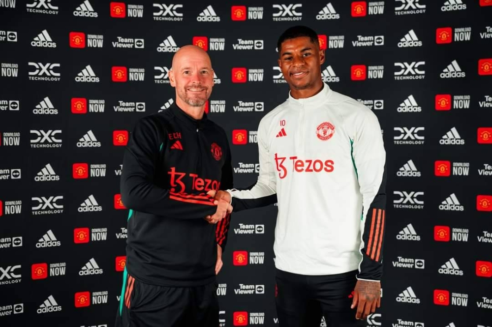 Rashford bersama pengendali Manchester United, Erik ten Hag.