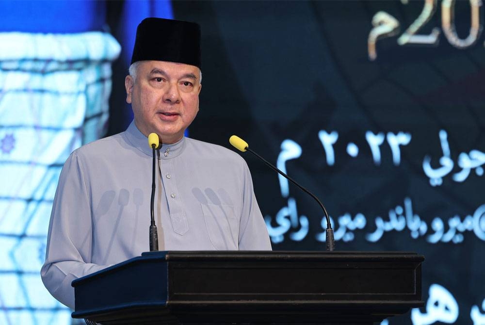 Sultan Nazrin berkenan menyampaikan titah diraja pada Majlis Sambutan Kemuncak Maal Hijrah 1445H Peringkat Negeri Perak hari ini. - Foto Bernama