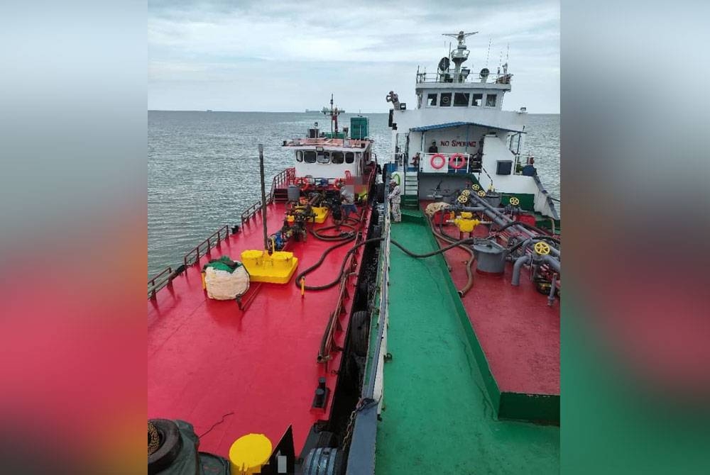 Dua buah kapal ditahan kerana melakukan pemindahan minyak secara haram - Foto: Maritim Malaysia