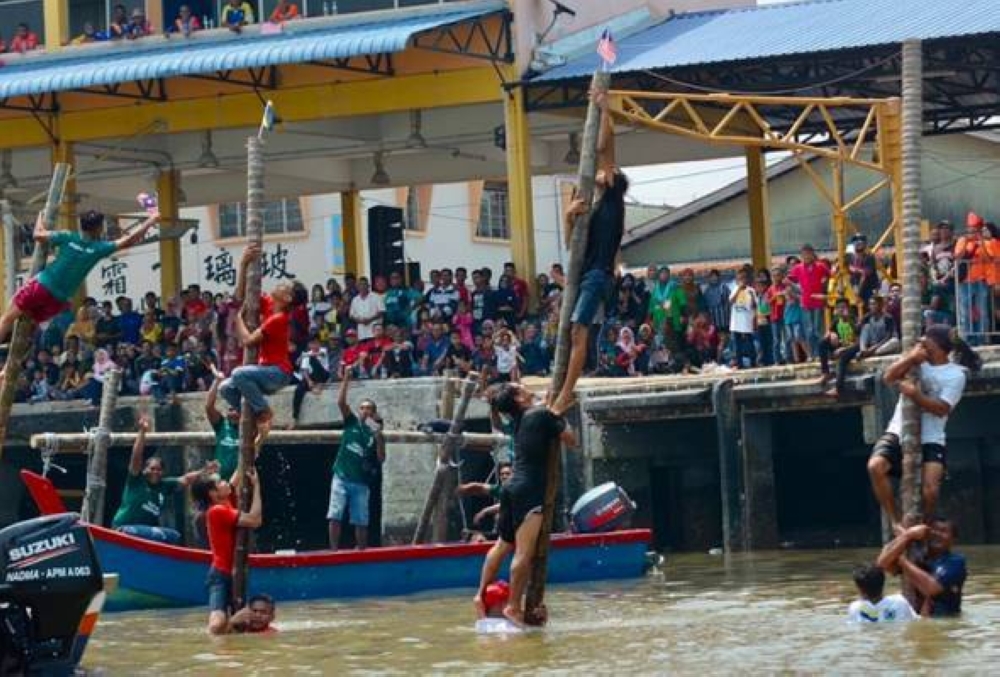 Pesta Air Kuala Perlis merupakan acara tahunan yang memberi fokus terhadap aktiviti sukan air seperti pertandingan perahu panjang, panjat tiang licin dan menjala ikan. - Foto Twitter/MOTAC