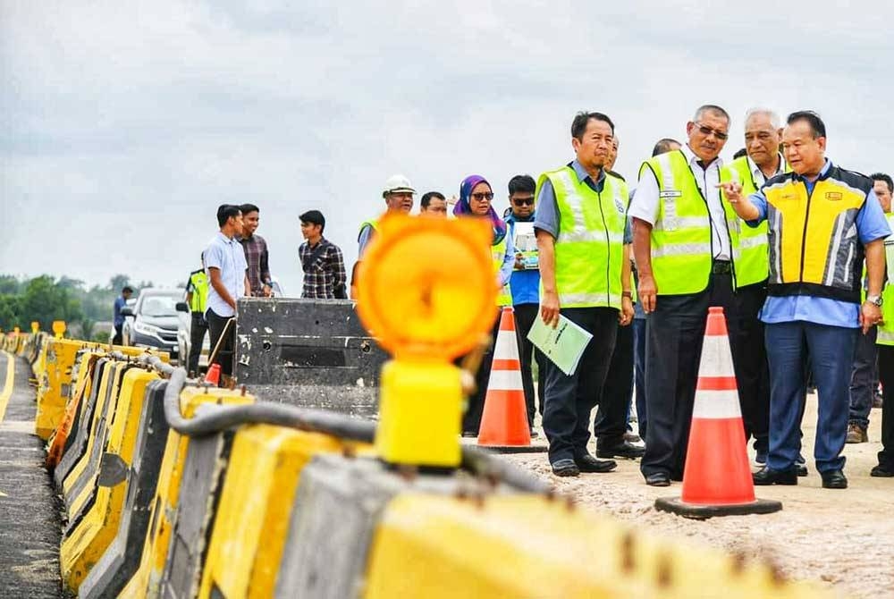 Alexander (kanan) ketika melakukan tinjauan di tapak projek tebatan banjir LPT1 di Temerloh pada Rabu.