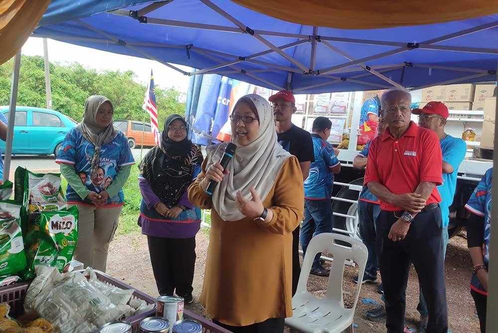 Fuziah (tengah) berucap pada Program Jualan Rahmah Bergerak DUN Bukit Pinang, di sini, pada Rabu.