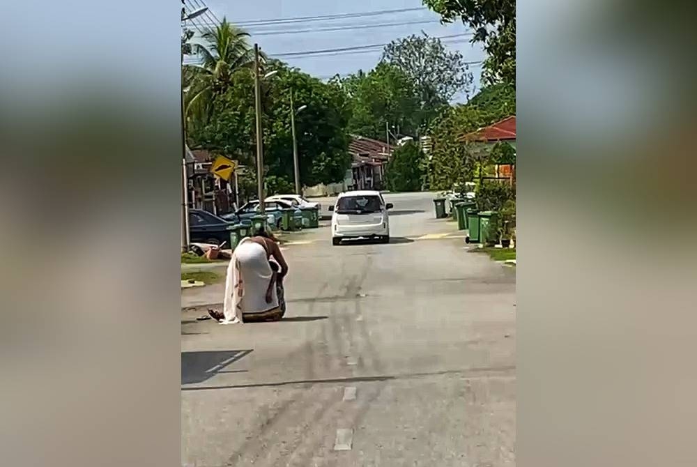 Tangkap layar video kes rompakan bersenjata di Karak yang tular di laman sosial. - Foto PDRM