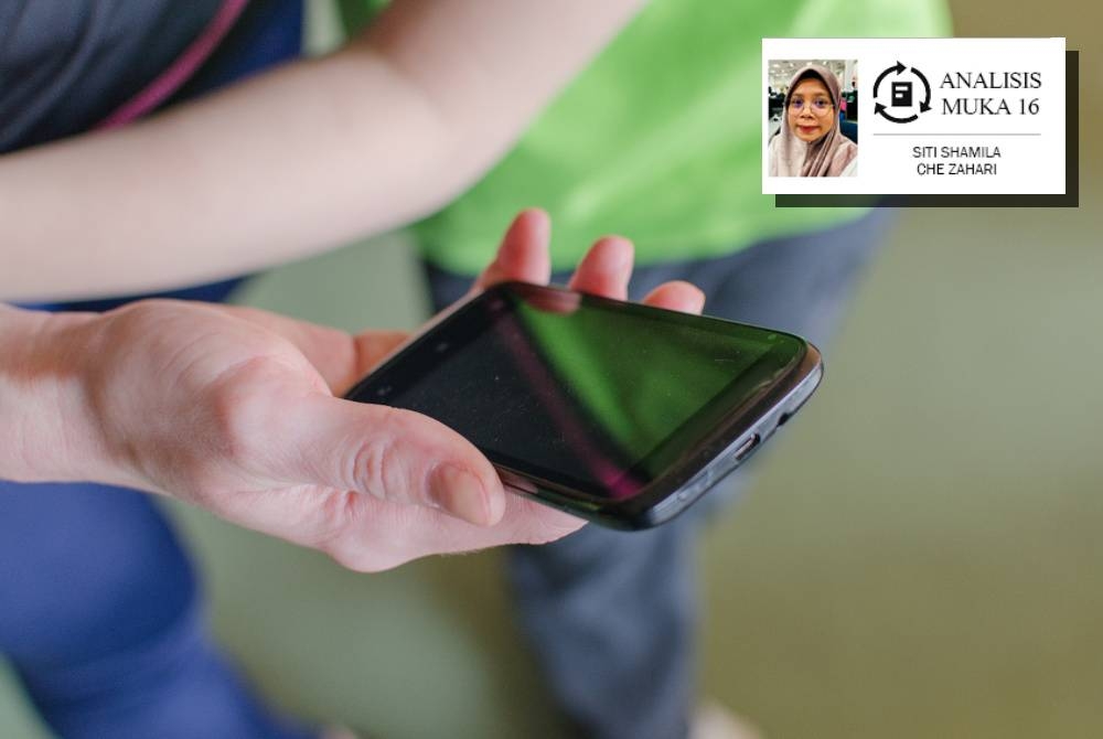 Ibu bapa perlu memantau penggunaan telefon bimbit dalam kalangan anak-anak mereka. - Gambar hiasan 123RF