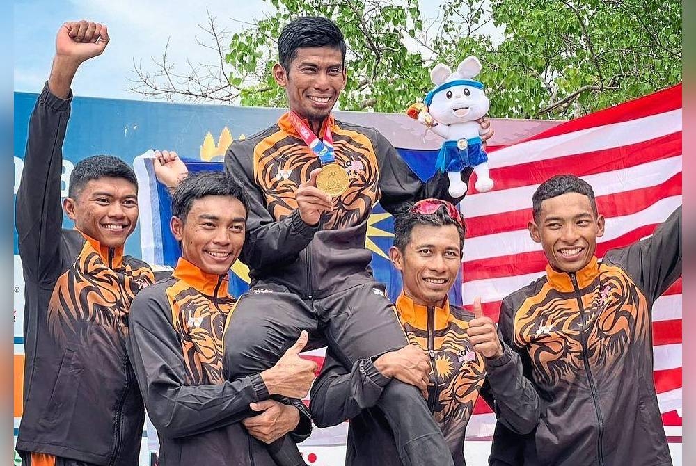 Nur Amirul Fakhruddin (tengah) memenangi pingat emas dalam acara lebuh raya lelaki individu pada Sukan SEA 2023 di Kemboja Mei lalu.